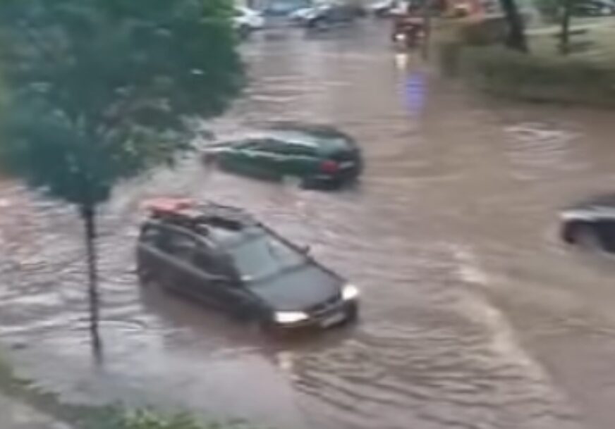 (VIDEO) Automobili ZAGLAVLJENI, ulice pod vodom: Apokaliptične scene u Kragujevcu nakon STRAVIČNOG NEVREMENA