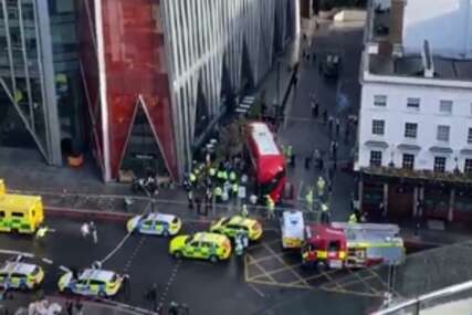 (VIDEO, FOTO) UŽAS U LONDONU Autobus se zakucao u pješake nasred ulice
