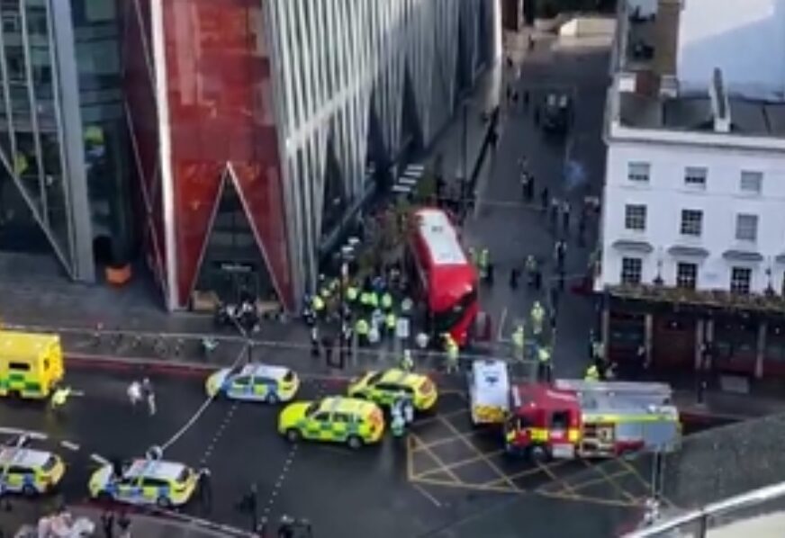(VIDEO, FOTO) UŽAS U LONDONU Autobus se zakucao u pješake nasred ulice