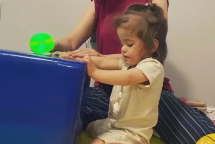 (FOTO) NJENO SRCE KUCA U RITMU BORBE Mala Maša rođena je slijepa, sa samo 920 grama, ali za nju granice ne postoje