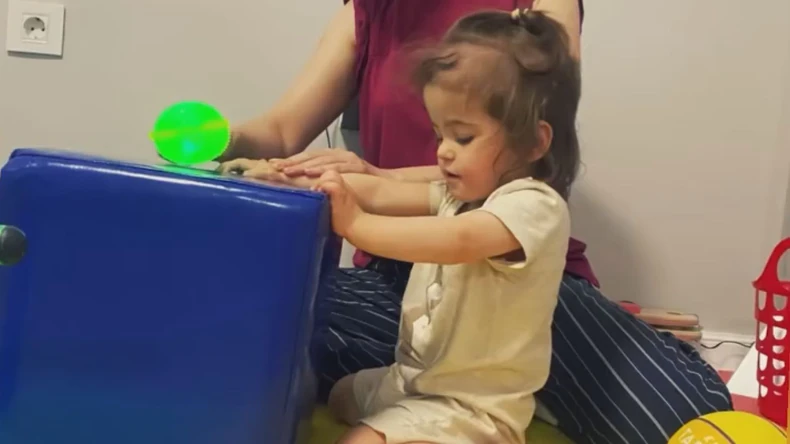 (FOTO) NJENO SRCE KUCA U RITMU BORBE Mala Maša rođena je slijepa, sa samo 920 grama, ali za nju granice ne postoje