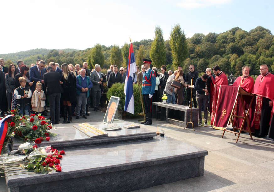 Pomen Milanu Jeliću na groblju