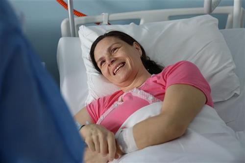 Selma Čabrić Ministar omladine, porodice i sporta u posjeti kod porodilje Marine Jovanović iz Višegrada koja je rodila blizance, dva dječaka i tako postala majka osmoro djece, te uručila prigodne pokone.