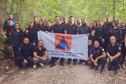 (FOTO) Rame uz rame sa pripadnicima RUCZ: Nenad Nešić prošao obuku civilne zaštite na Tjentištu