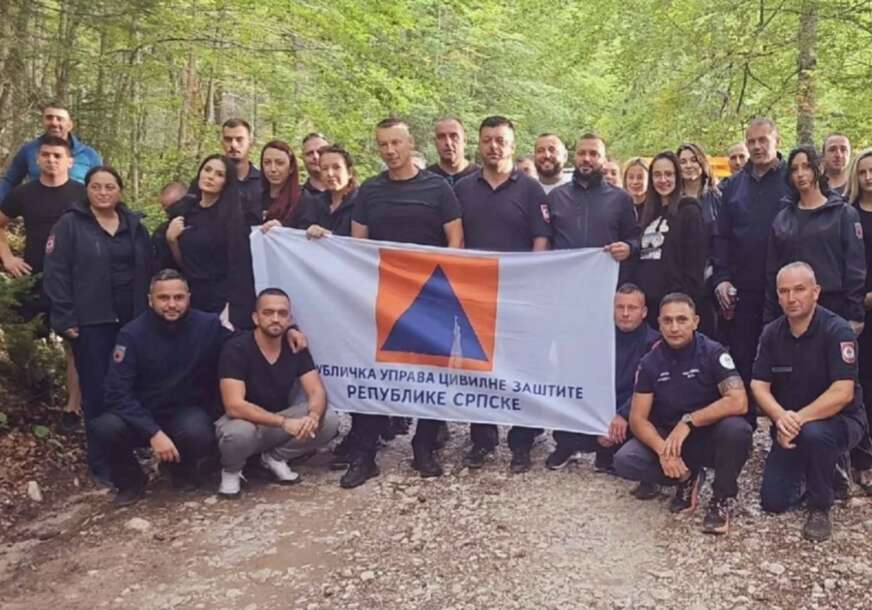 (FOTO) Rame uz rame sa pripadnicima RUCZ: Nenad Nešić prošao obuku civilne zaštite na Tjentištu