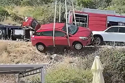 (VIDEO) Drama na Jadranu, tragedija izbjegnuta pukom srećom: Auto se survao niz liticu, zaustavio se par metara OD KAFIĆA PUNOG LJUDI