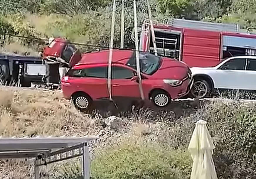 Automobil sletio sa puta