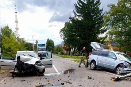 (FOTO) Teška saobraćajka kod Kotor Varoša: U sudaru 2 automobila POVRIJEĐENO 5 OSOBA