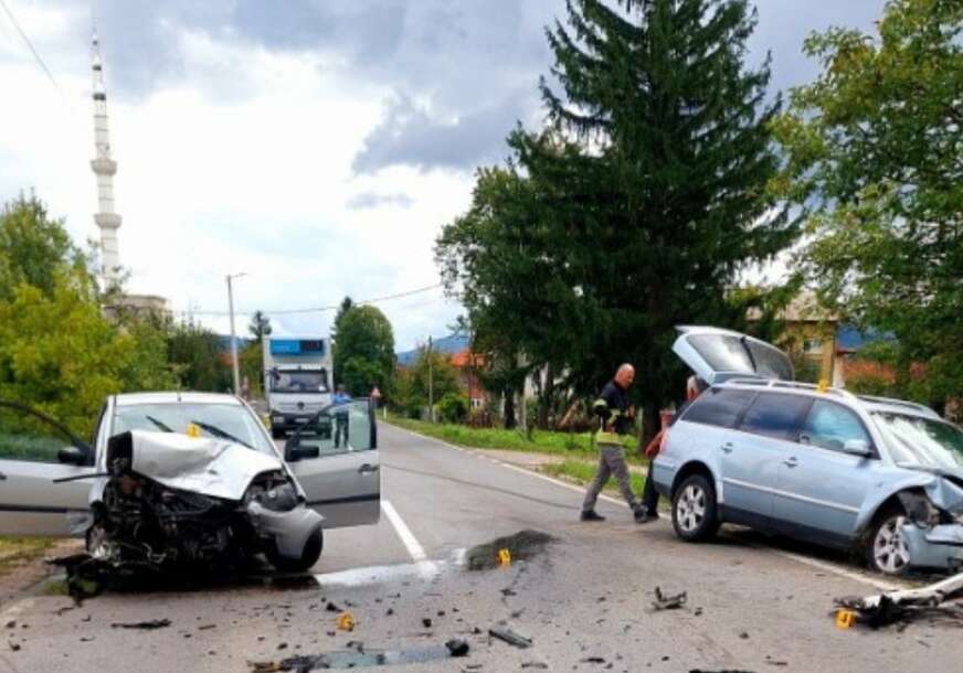 (FOTO) Teška saobraćajka kod Kotor Varoša: U sudaru 2 automobila POVRIJEĐENO 5 OSOBA