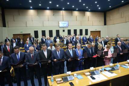 Završena posebna sjednica Narodne skupštine: Članovi nove Vlade POLOŽILI SVEČANU ZAKLETVU