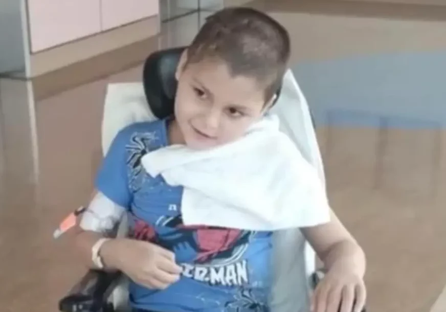 ZA LIJEČENJE MALIŠANA DUŽNI 1,4 MILIONA DOLARA Ognjen (8) je ispao doktorki iz ruku na rođenju, sada ima 16 dijagnoza, a nova nada za život mu se pruža u Kini