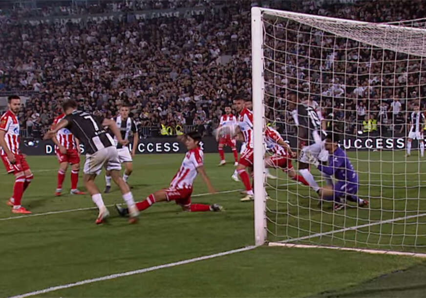 Jovan Milošević postiže gol za Partizan