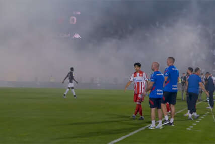 (VIDEO) Vječiti derbi tek počeo, a prekinut: Grobari zapalili baklje, nije se vidio prst pred nosom