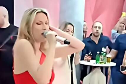 (FOTO) Igra kao čigra, na njoj sve puca: Rada Manojlović obukla usku, crvenu haljinu, PROREZI I ČIPKA na sve strane