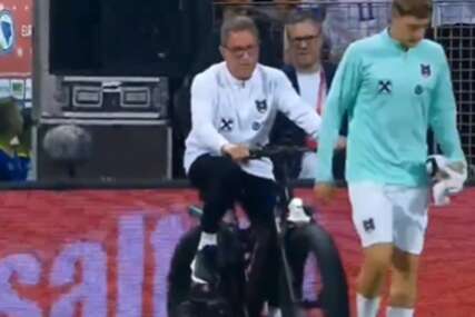 (VIDEO) Nesvakidašnja scena na Bilinom Polju: Selektor Austrije na biciklu ušao na stadion