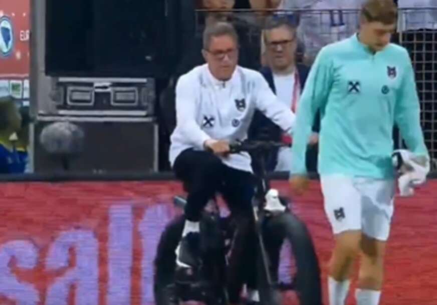 (VIDEO) Nesvakidašnja scena na Bilinom Polju: Selektor Austrije na biciklu ušao na stadion