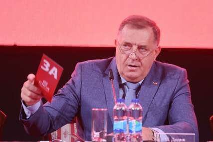 (FOTO) “Nisam rođen da budem doživotni predsjednik” Dodik smatra da SNSD treba da izađe na prijevremene izbore