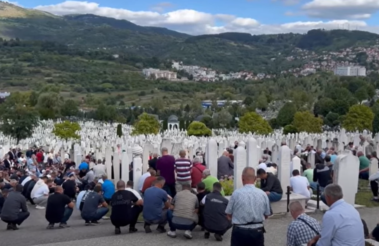 (VIDEO) Suze i bol NA SAHRANI lijepe Adne: Mlada djevojka (26) umrla 2 dana nakon vjenčanja