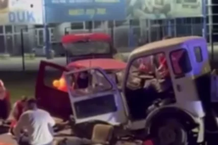(VIDEO) UŽAS U KRAGUJEVCU U stravičnom sudaru kamiona i auta poginuo mladić, 3 osobe životno ugrožene