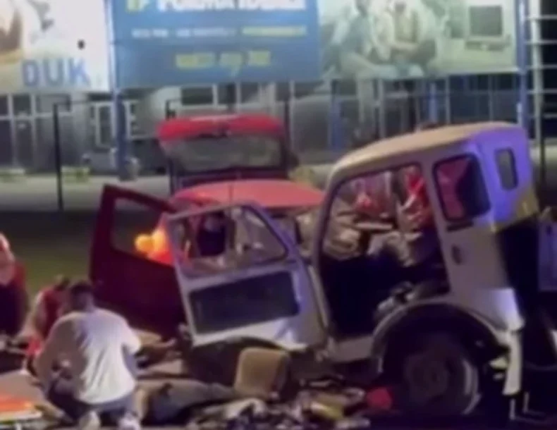 (VIDEO) UŽAS U KRAGUJEVCU U stravičnom sudaru kamiona i auta poginuo mladić, 3 osobe životno ugrožene