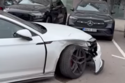 (VIDEO) Nesreća u centru Banjaluke: Pijana djevojka "poršeom" udarila u 2 parkirana automobila i OBORILA STUB ULIČNE RASVJETE