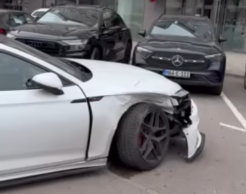 (VIDEO) Nesreća u centru Banjaluke: Pijana djevojka "poršeom" udarila u 2 parkirana automobila i OBORILA STUB ULIČNE RASVJETE