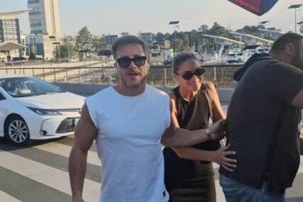 NE SKIDAJU OSMIJEH SA LICA Saša Kovačević i njegova djevojka uhvaćeni na aerodromu, vidno zaljubljeni