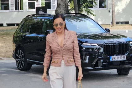 (FOTO Bijele pantalone i sako bez brushaltera: Ceca na Zvezde Granda stigla u bijesnom džipu