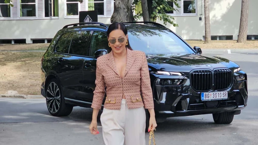 (FOTO Bijele pantalone i sako bez brushaltera: Ceca na Zvezde Granda stigla u bijesnom džipu