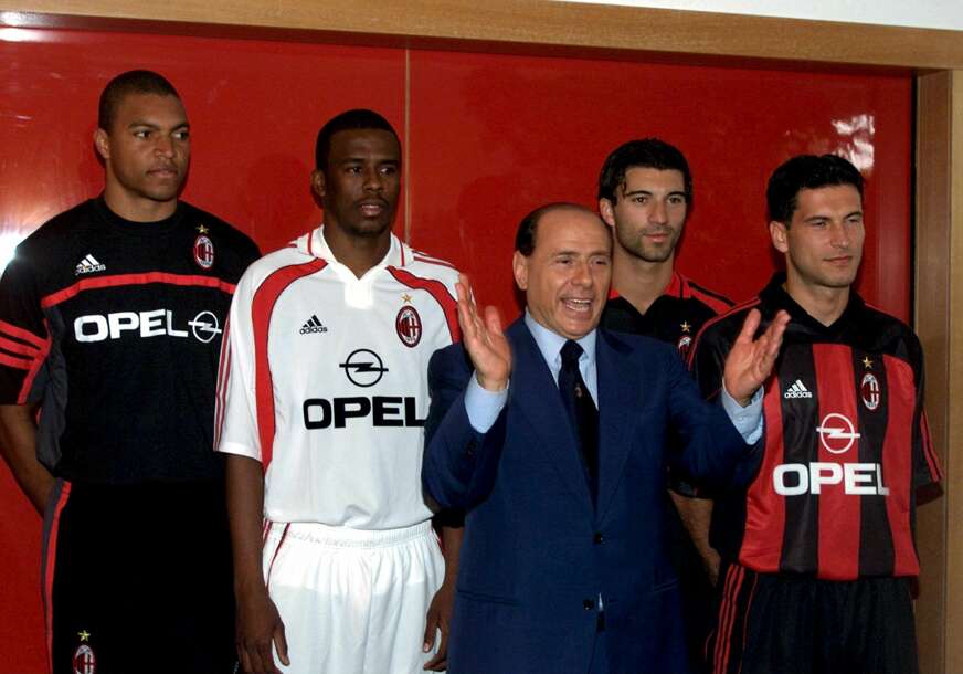 Silvio Berluskoni sa igračima Milana 2000. godine