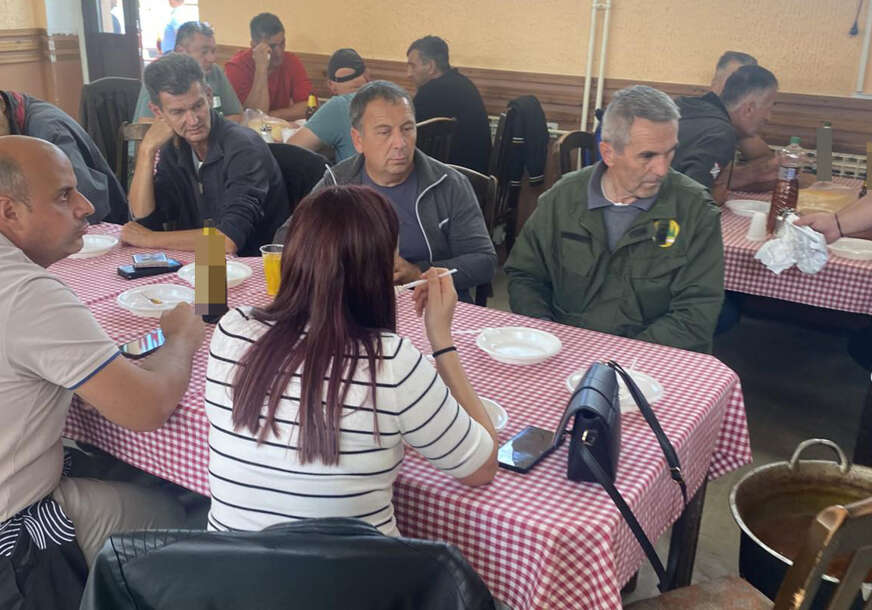 (FOTO) Šumari zakuvali ŠTRAJK ČORBU: Sindikalci otkrili recept, evo koji sastojci daju poseban šmek