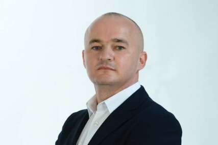 “Razlika je samo u imenima: Milorad Dodik – Nikola Poplašen” Jović proziva SNSD zbog DVOSTRUKIH STANDARDA