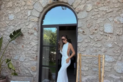(FOTO) "Ljeto još nije gotovo" Kćerka poznatog para pozira na palubi u kupaćem kostimu