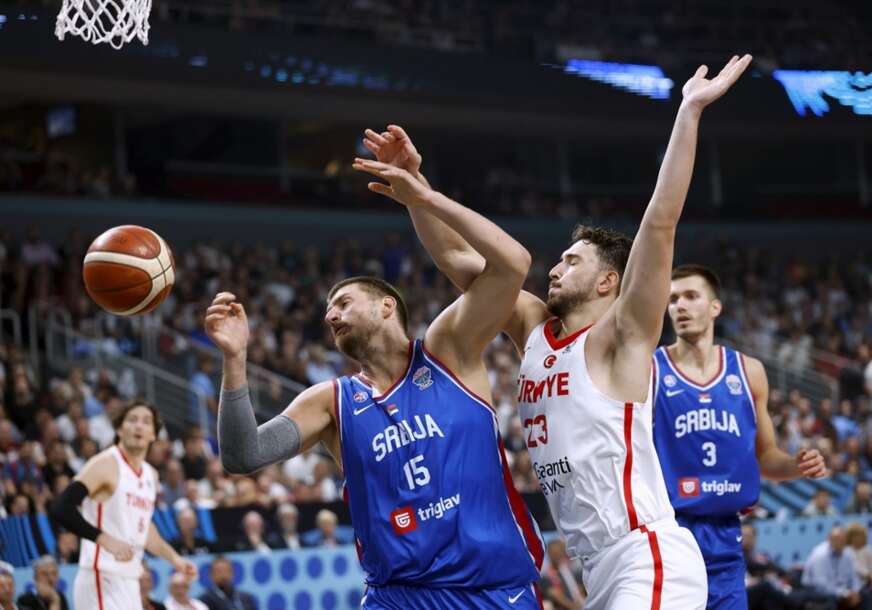 Nikola Jokić u duelu sa Šengunom
