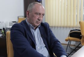 (FOTO) “Zašto nema referenduma i KO JE OVAJ čovjek” Crnadak postavio 2 pitanja Stevandiću