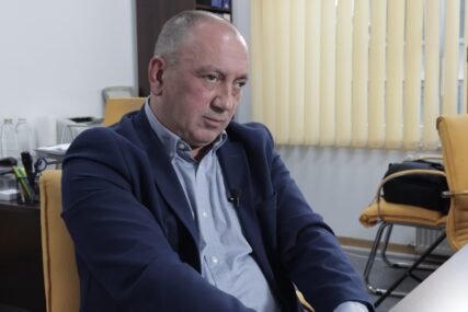 (FOTO) “Zašto nema referenduma i KO JE OVAJ čovjek” Crnadak postavio 2 pitanja Stevandiću