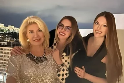 (FOTO) SVIJETLE OČI I BUJNA KOSA Mlađa kćerka Suzane Mančić ljepotom obara sa nogu