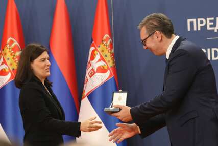 (FOTO) Tuleković u ime Donje Gradine PRIMILA PRIZNANJE od Vučića "To nije samo mjesto stradanja, već i MJESTO OPOMENE za buduće generacije"