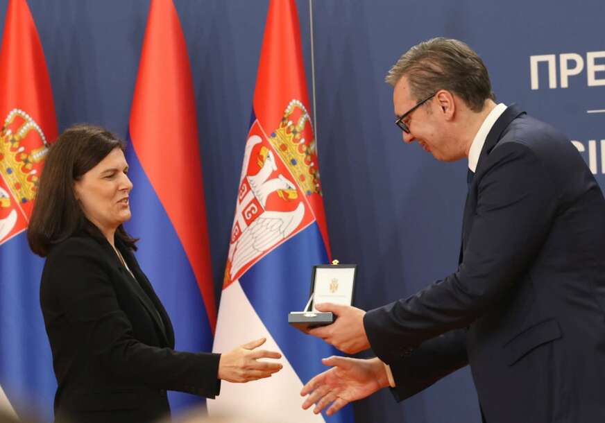 (FOTO) Tuleković u ime Donje Gradine PRIMILA PRIZNANJE od Vučića "To nije samo mjesto stradanja, već i MJESTO OPOMENE za buduće generacije"
