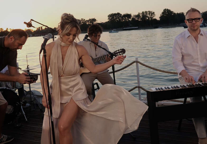 (FOTO) Posvećena njenoj majci: Tijana Bogićević rasplakala region obradom "Stihije"
