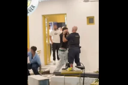 (VIDEO) KRŠ I LOM ISPRED RESTORANA Masovna tuča turista i policije na Mikonosu