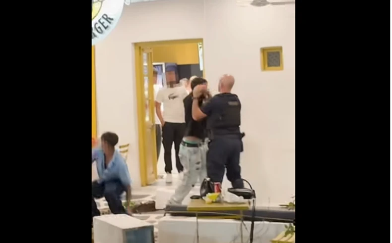 (VIDEO) KRŠ I LOM ISPRED RESTORANA Masovna tuča turista i policije na Mikonosu