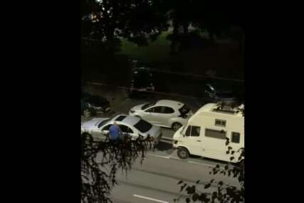 (VIDEO) PUCA NA POLICIJU I BJEŽI SA MJESTA ZLOČINA Objavljen snimak Srbina nakon što je ubio suprugu i teško ranio kćerku, pa SEBI PRESUDIO