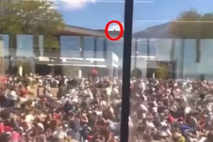 (VIDEO) Čovjek u crnom leži na krovu, a onda je ODJEKNUO PUCANJ: Uslijedio je totalno haos, ali jedna stvar nikome nije promakla