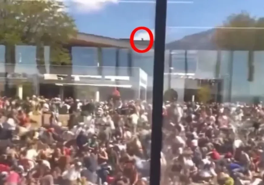 (VIDEO) Čovjek u crnom leži na krovu, a onda je ODJEKNUO PUCANJ: Uslijedio je totalno haos, ali jedna stvar nikome nije promakla