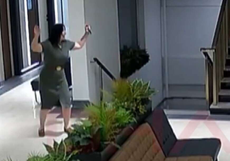 (UZNEMIRUJUĆI VIDEO) HOROR U BOLNICI Monstrum otvorio vatru na bivšu ženu, kamere snimile brutalno ubistvo