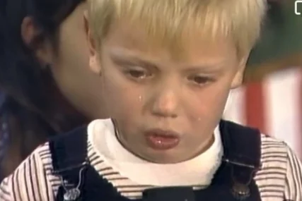 Dječak Voja recituje pjesmu 