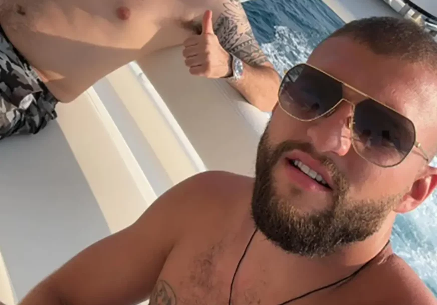 „ŠMEKER I PO“ Veljko Ražnatović zapalio Instagram pozirajući na jahti sa KRSTOM OKO VRATA 