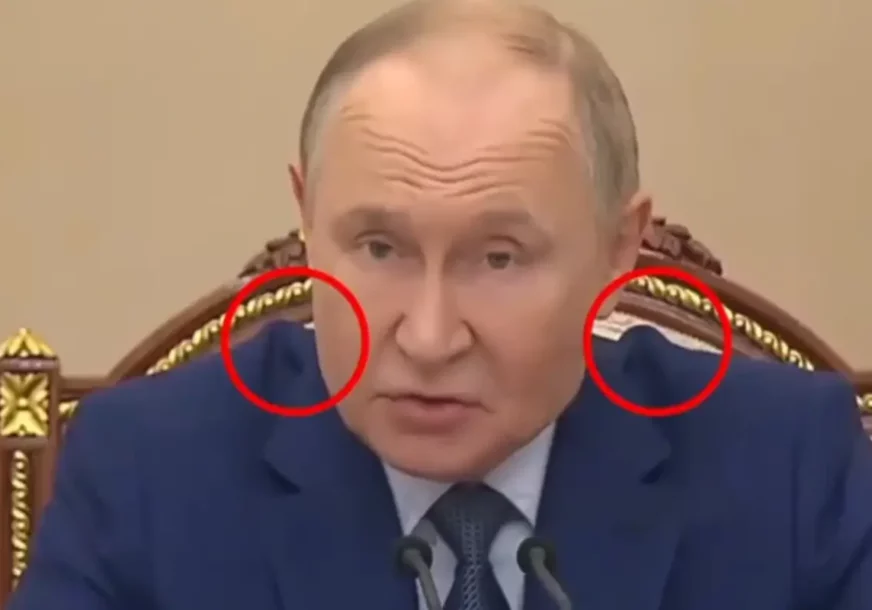 (VIDEO) "Pobogu, ŠTA SE DEŠAVA?!" Putin je u govoru prijetio Zapadu, ali su svi GLEDALI U NJEGOVA RAMENA
