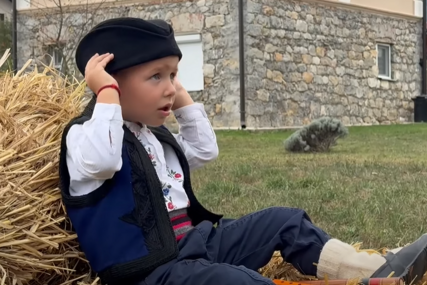  (VIDEO) Umjesto igračaka bira frulu i nošnju: Mali Vule (3) oduševio sve, obožava folklor i poznaje svaki korak